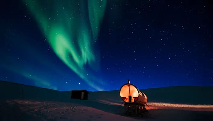Northern light and cabin HGS 14959 Photo Agurtxane Concellon