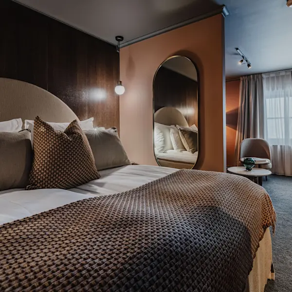 Bedroom-Suite-Hurtigruten-Svalbard-Funken-Lodge-06-29574987-Photo-Ragnhild-Utne