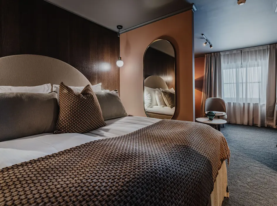 Bedroom-Suite-Hurtigruten-Svalbard-Funken-Lodge-06-29574987-Photo-Ragnhild-Utne
