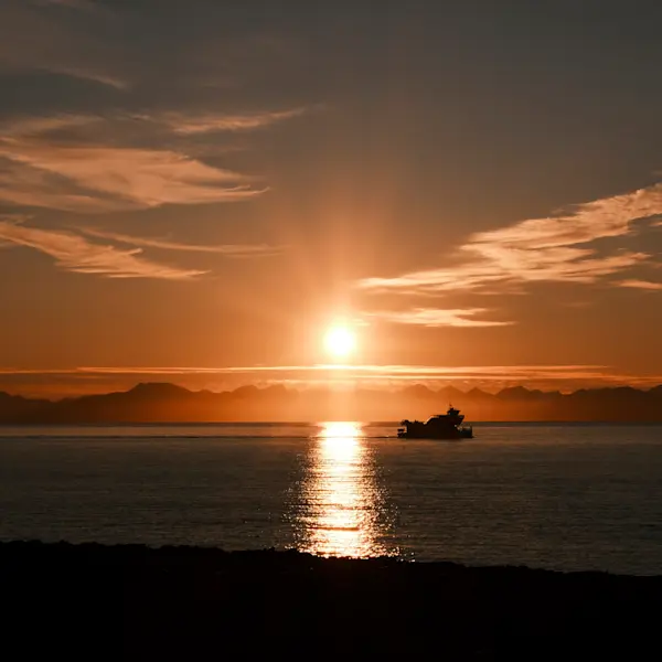 Hurtigruten Svalbard_MS Bard Dinner Cruise In The Sunset_Photo Hakon Daae