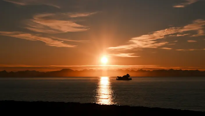 Hurtigruten Svalbard_MS Bard Dinner Cruise In The Sunset_Photo Hakon Daae