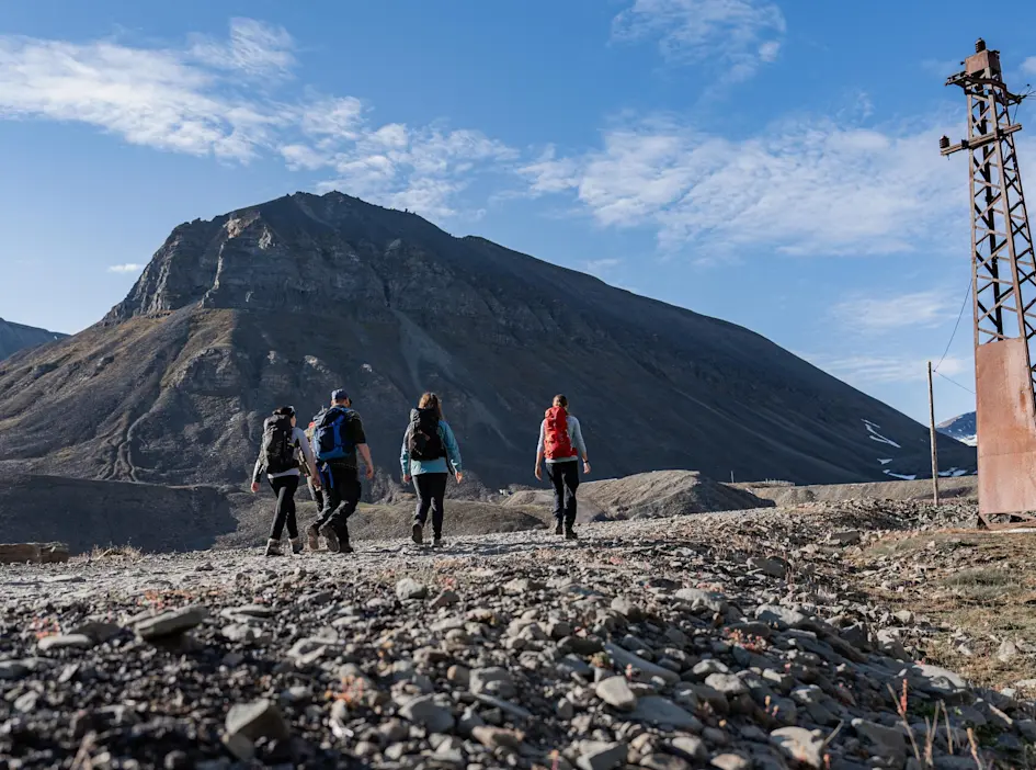 Hike to Sarkofagen - Hurtigruten Svalbard - Photo Schibsted Partnerstudio