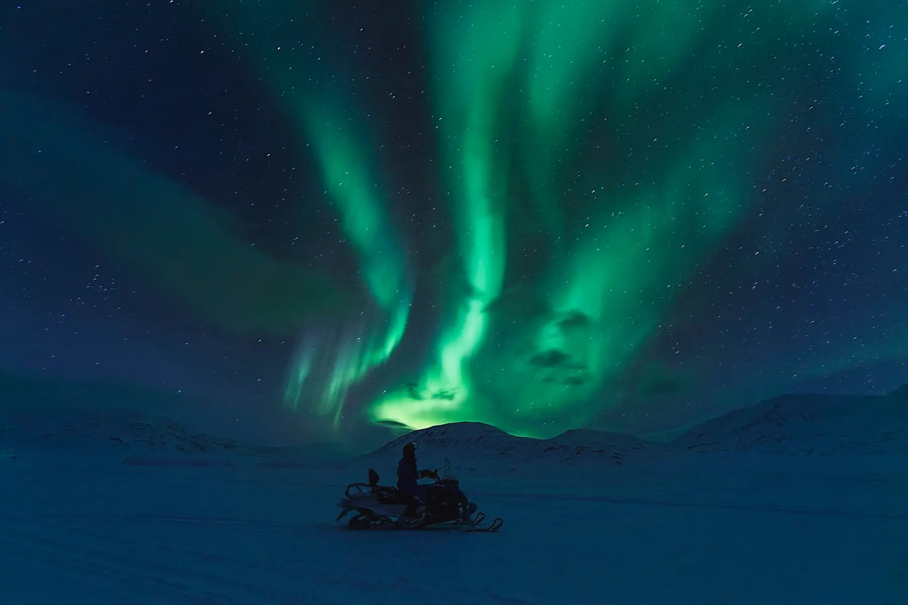 Northern lights and snow electric mobile - Hurtigruten Svalbard - Photo Agurtxane Concellon