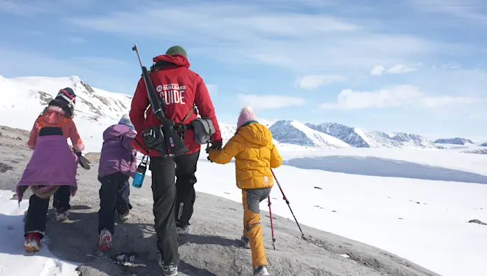 Guide with children Photo Lisa Schieren