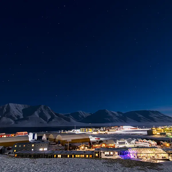 Longyearbyen during dark season_Photo Agurtxane Concellon