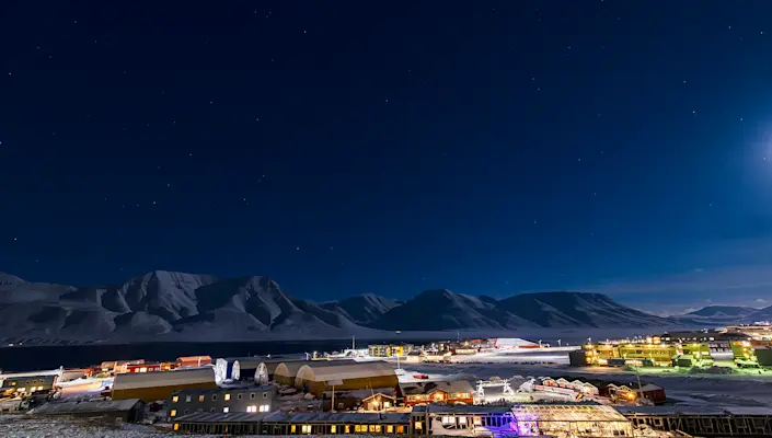 Longyearbyen during dark season_Photo Agurtxane Concellon