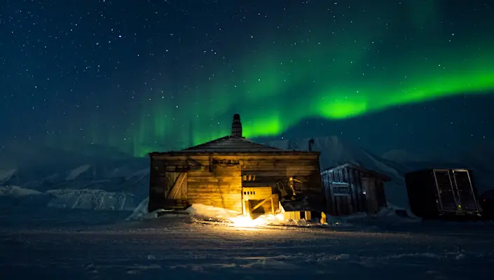 Hurtigruten Svalbard_Northern Lights Evening at Camp Barentz