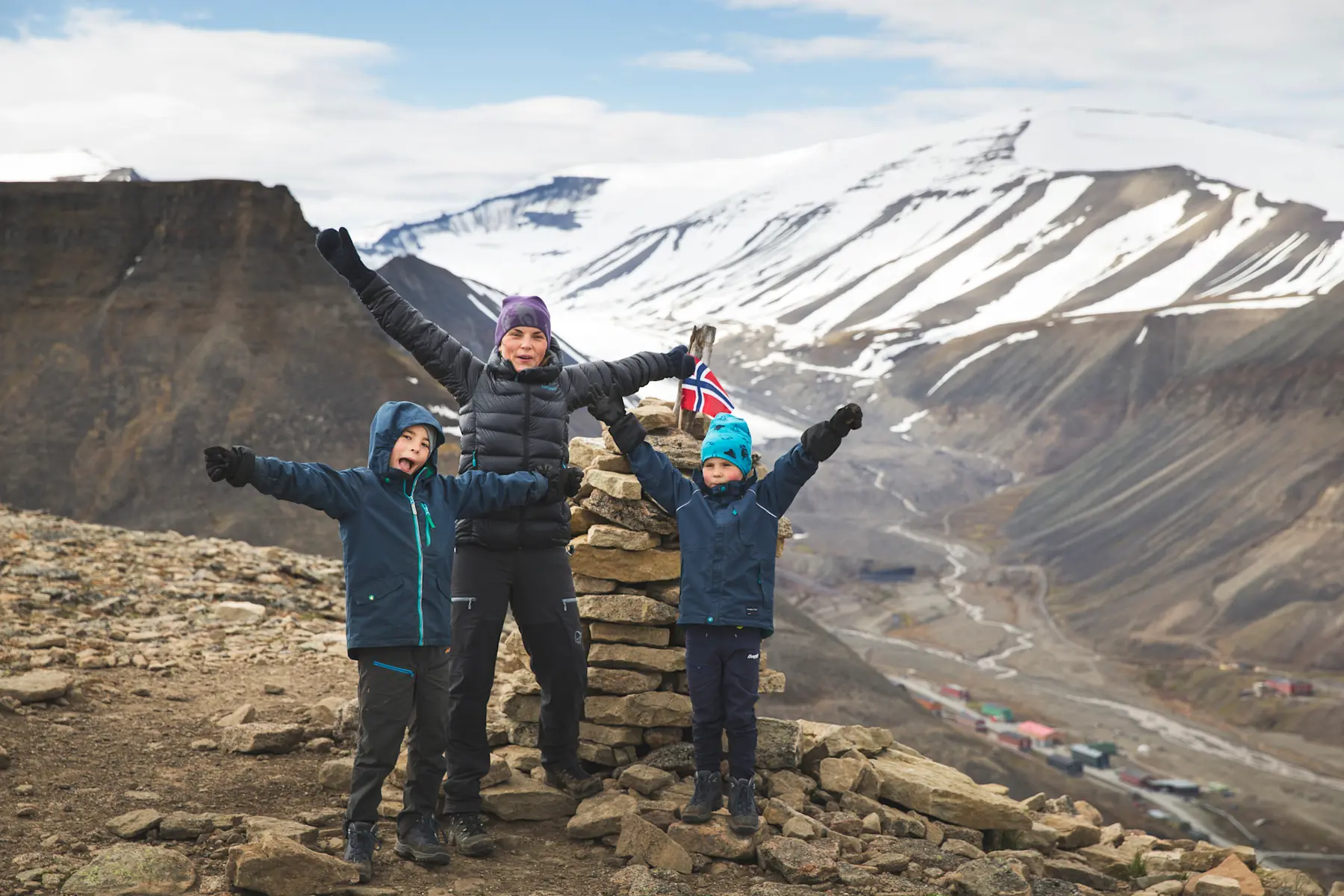 Hurtigruten Svalbard_Family_hike_Foto Guro Skjeldrup