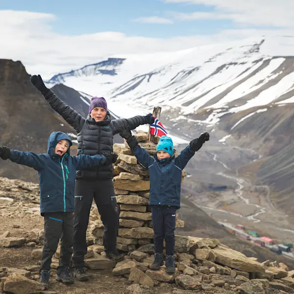 Hurtigruten Svalbard_Family_hike_Foto Guro Skjeldrup