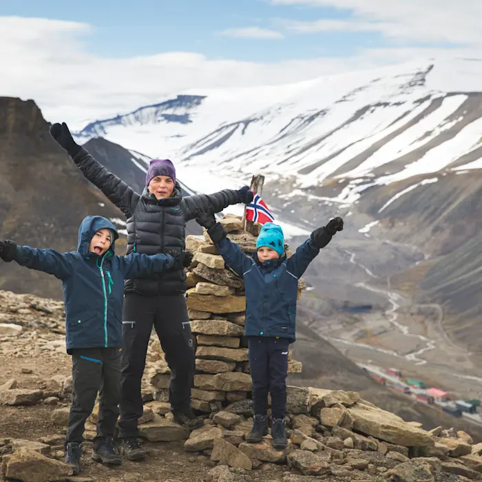Hurtigruten Svalbard_Family_hike_Foto Guro Skjeldrup