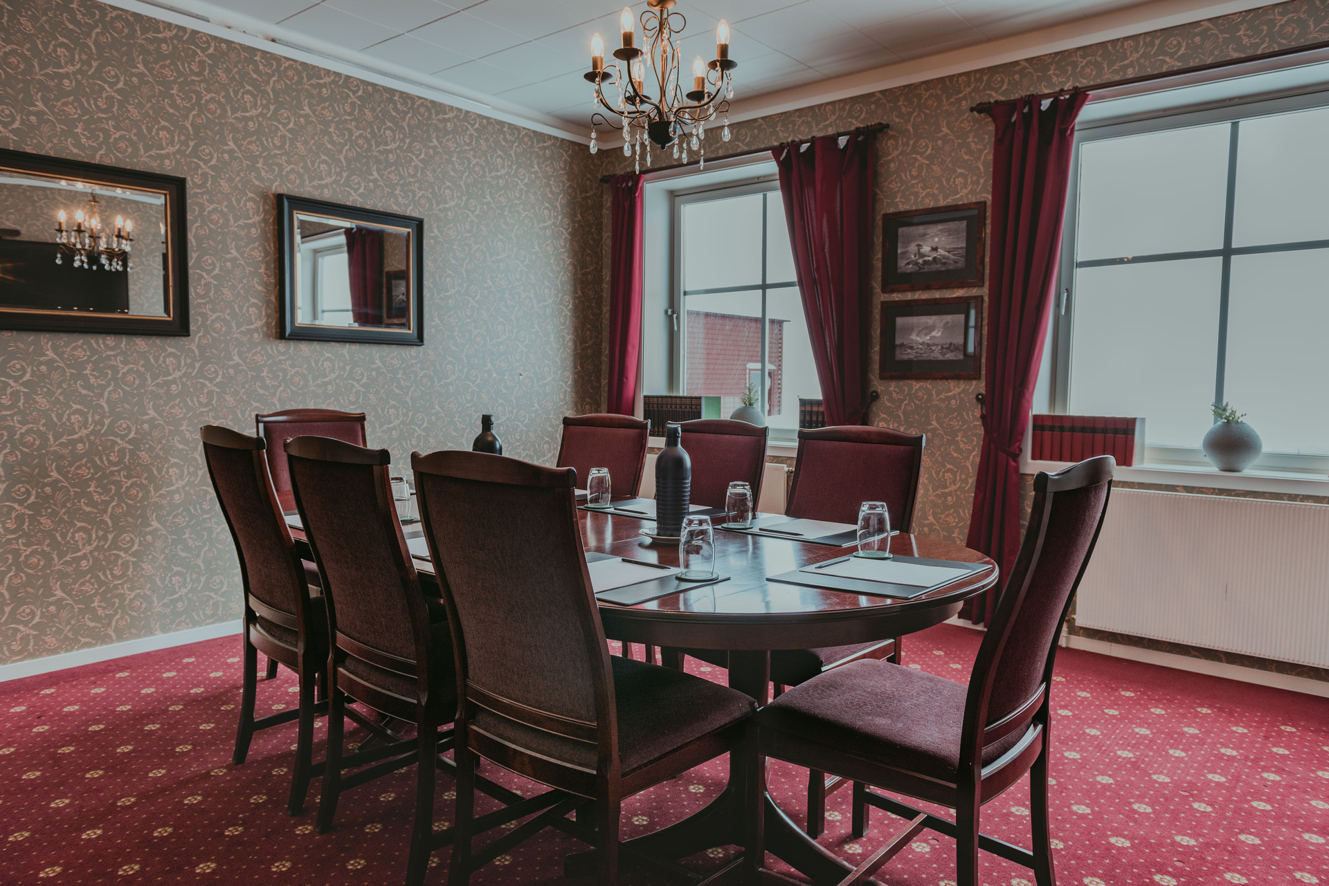 Red-Room-Funken-Lodge-Meeting-Rooms-HGR-150420-Photo-Ragnhild-Utne-Hurtigruten-Svalbard