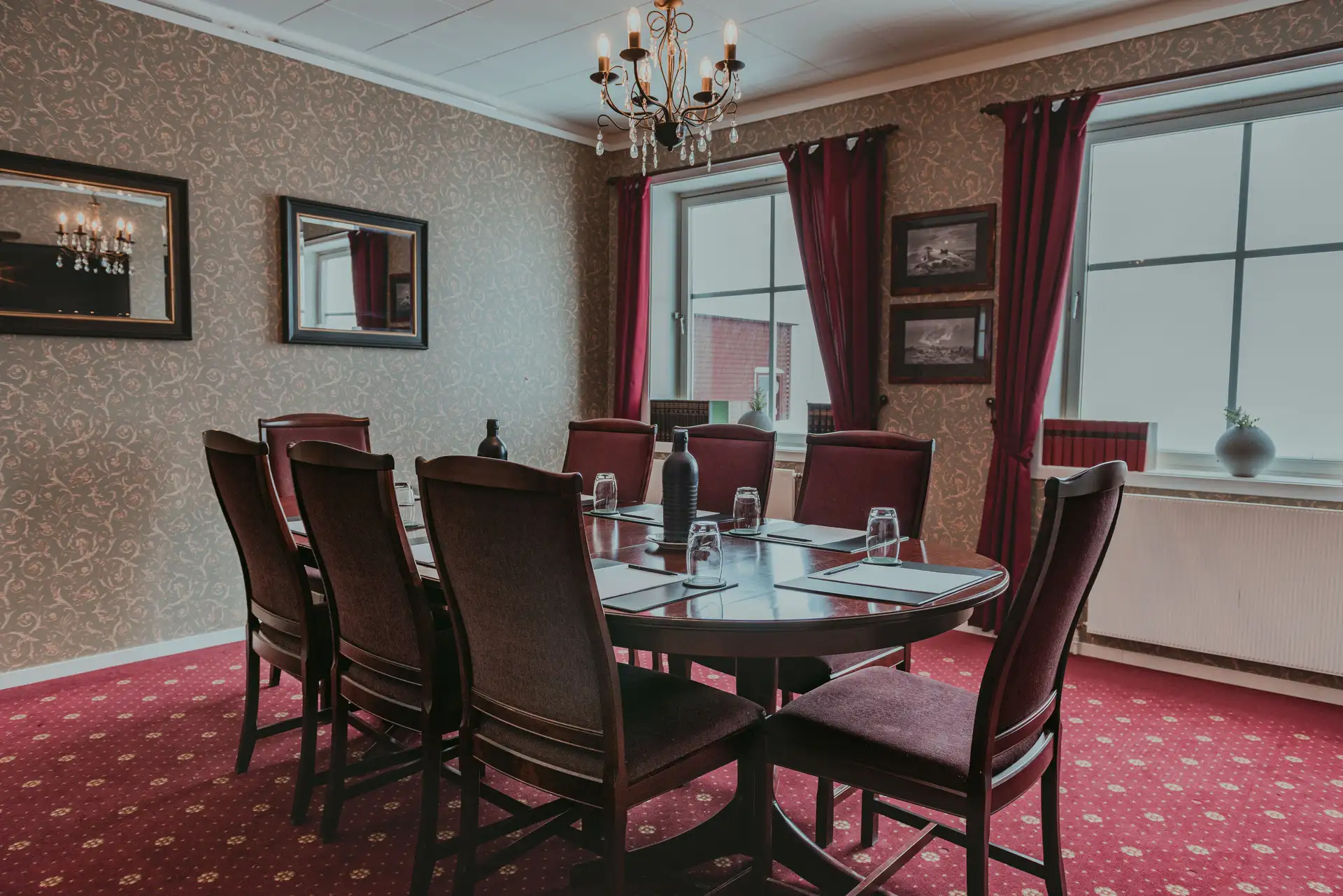 Red-Room-Funken-Lodge-Meeting-Rooms-HGR-150420-Photo-Ragnhild-Utne-Hurtigruten-Svalbard