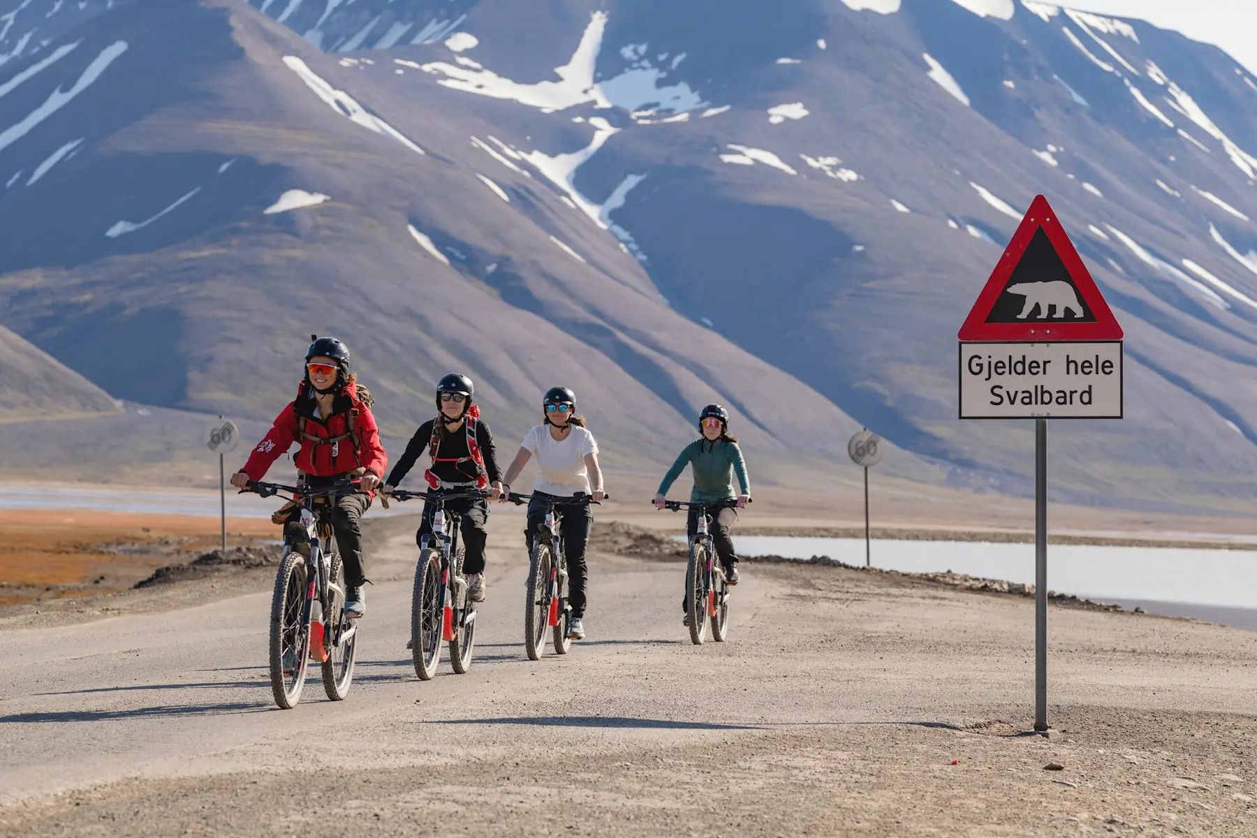 Sightseeing with electric bike - Hurtigruten Svalbard - Photo Schibsted Partnerstudio