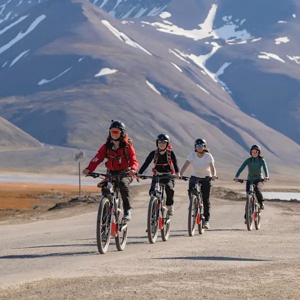 Sightseeing with electric bike - Hurtigruten Svalbard - Photo Schibsted Partnerstudio