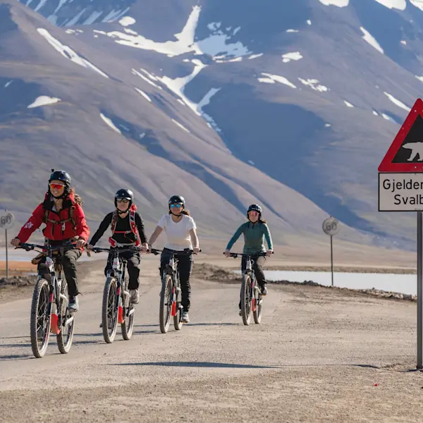 Sightseeing with electric bike - Hurtigruten Svalbard - Photo Schibsted Partnerstudio