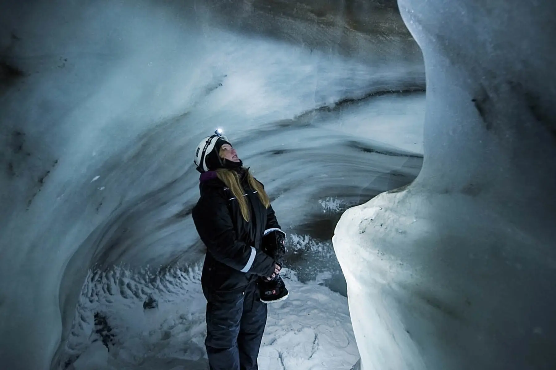 Dog sledding to Ice Cave on Svalbard Photo Agurtxane Concellon 1600x900
