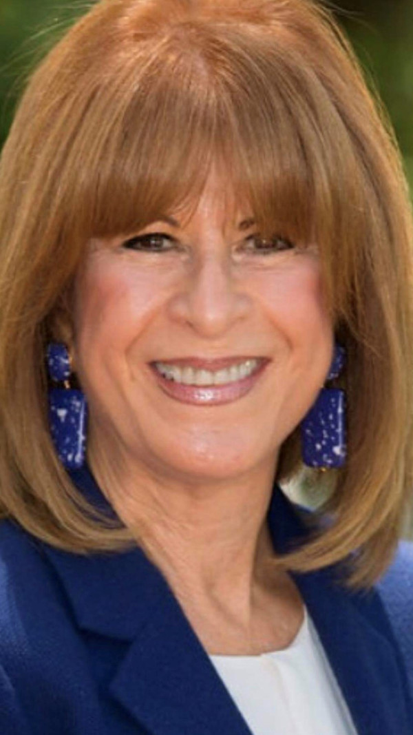 Laurie Evans headshot for board webpage