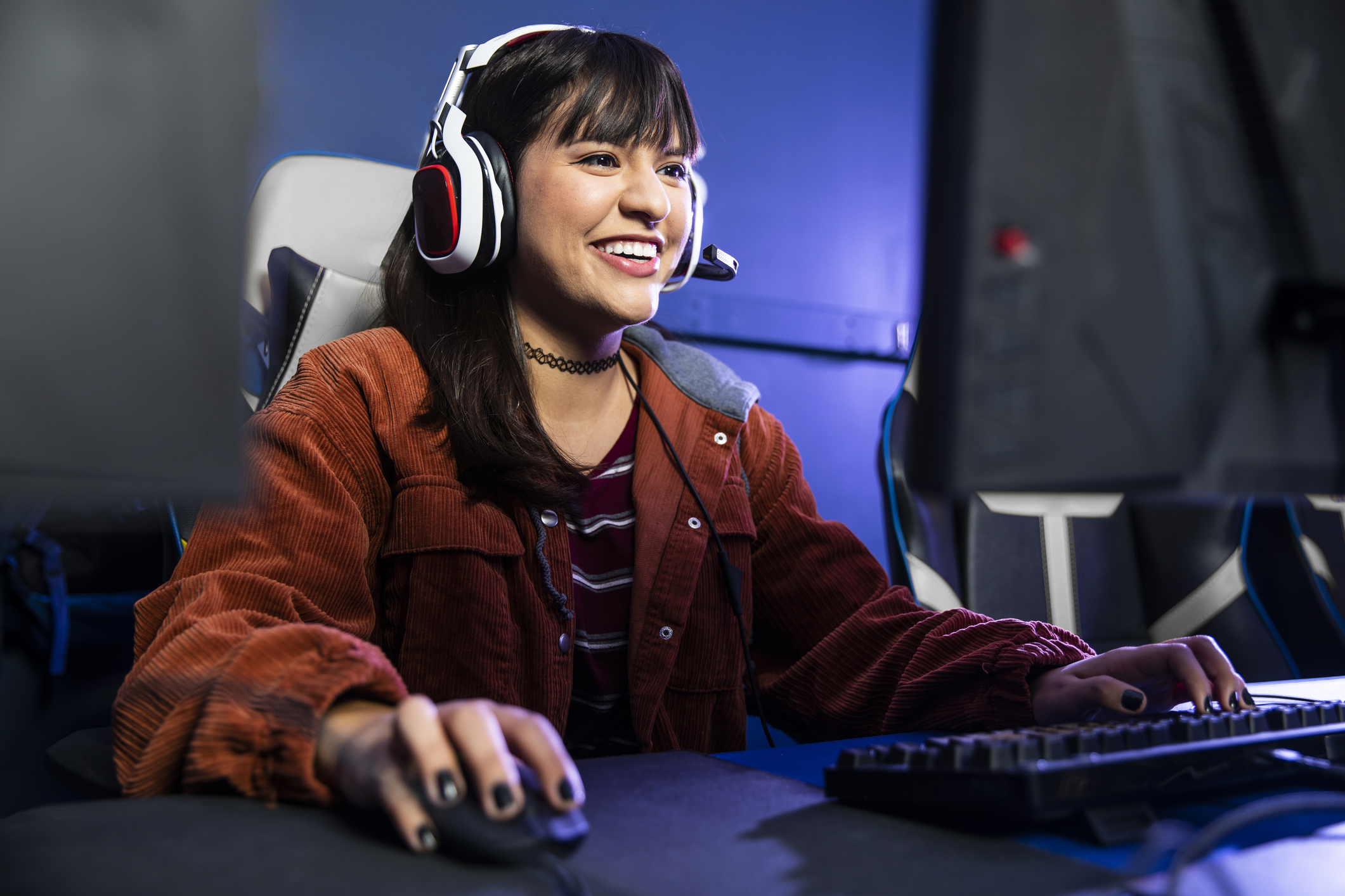 A college students engages in social coaching online.