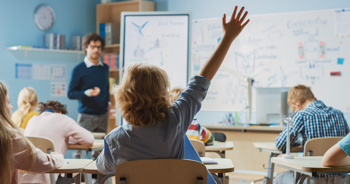 Improving Classroom Communication: The Effects of Virtual Social ...