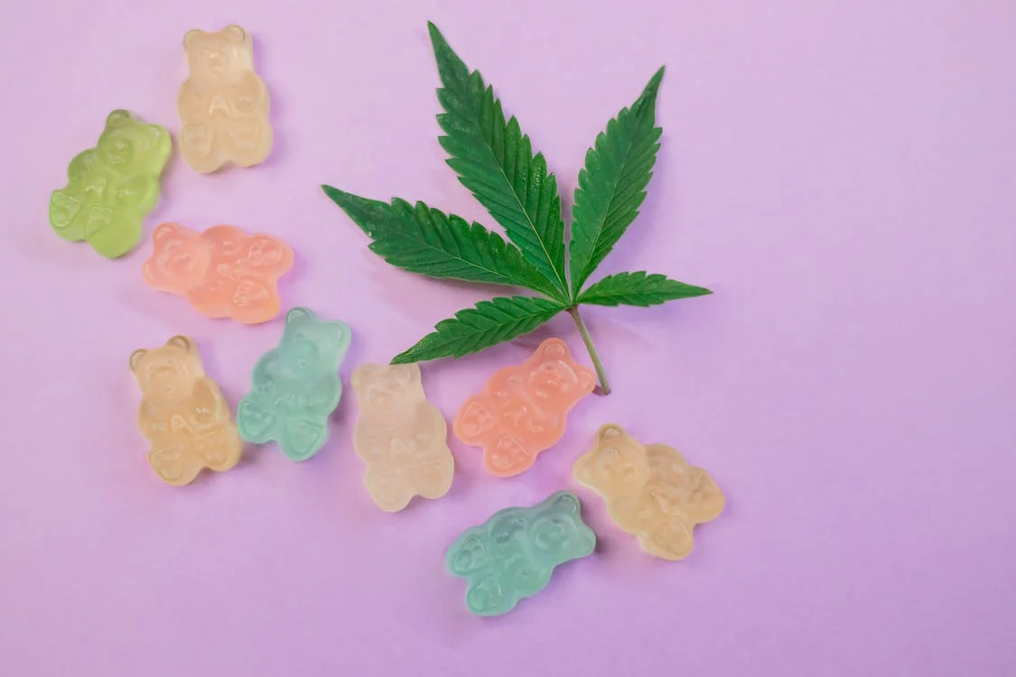 A cannabis leaf currounded by gummy bears
