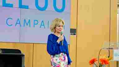 Sandi Chapman, PhD, gives a presentation on brain health.