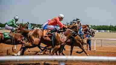 Men on horses racing