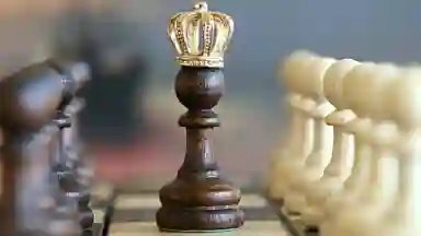 A pawn with a crown. 