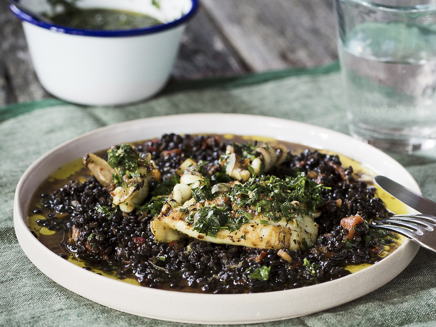 Schritt 4: Grillierten Kalmar mit Linsen und Salsa verde anrichten