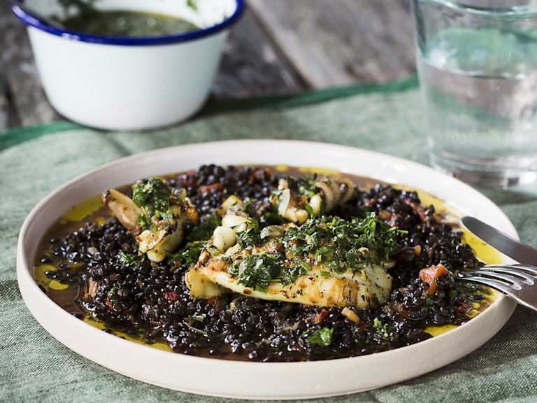 Schritt 4: Grillierten Kalmar mit Linsen und Salsa verde anrichten Schritt 4: Grillierten Kalmar mit Linsen und Salsa verde anrichten