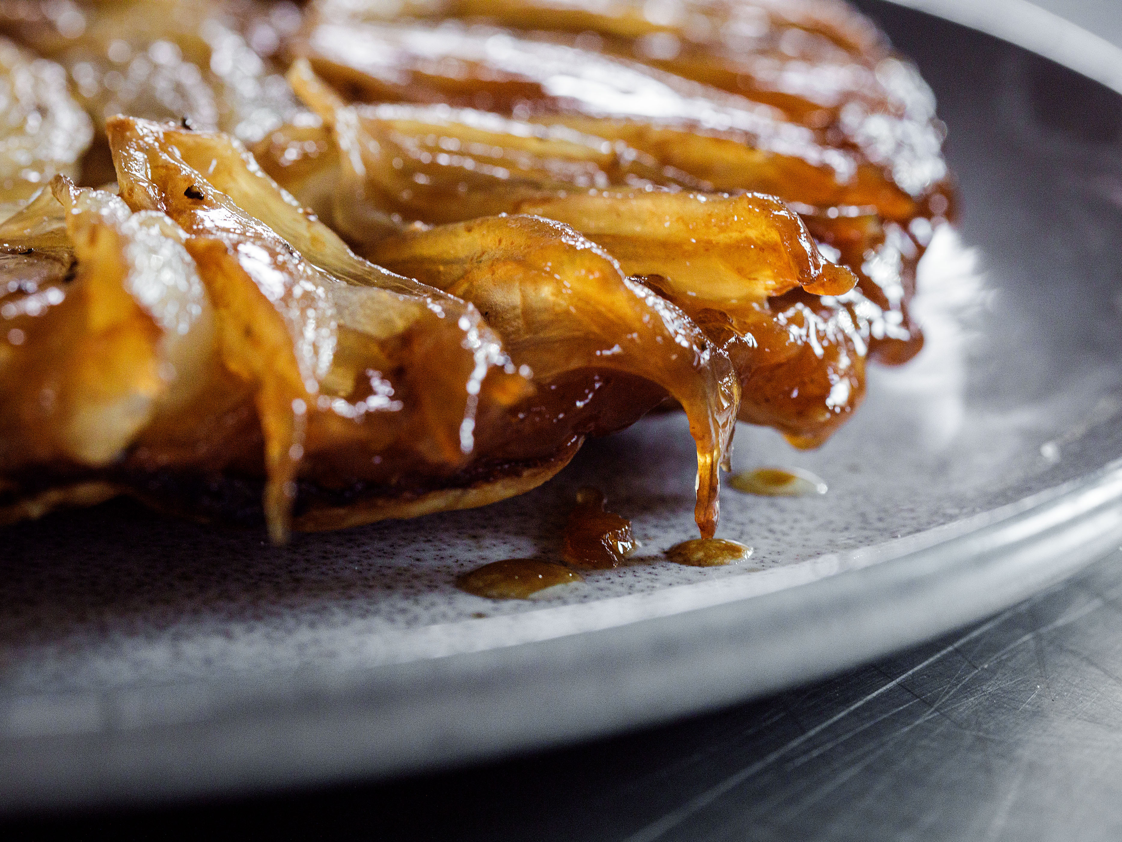 Schritt 5: Die Tarte tatin à l'oignon lauwarm servieren.