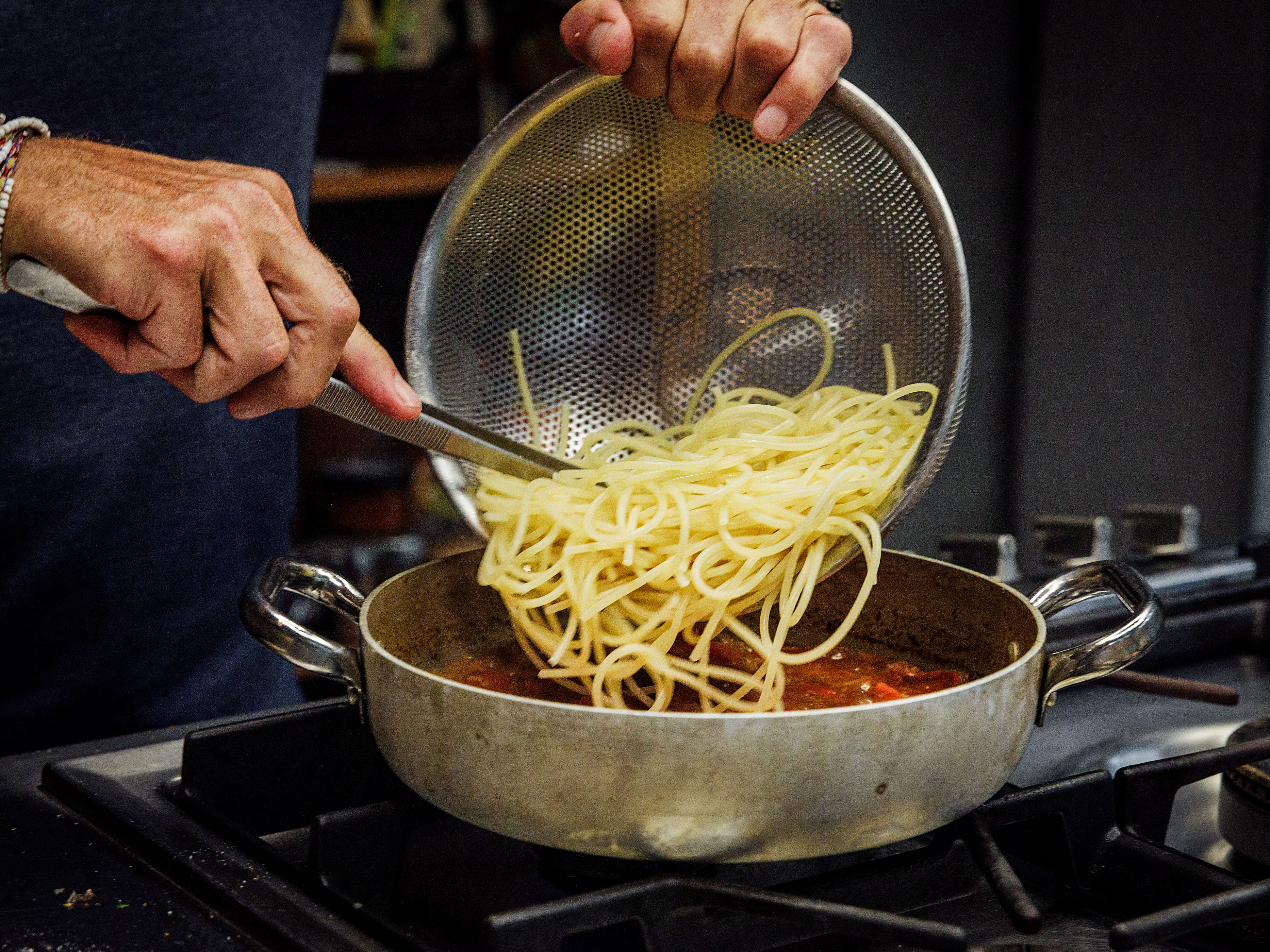 Schritt 3: Die abgetropfte Pasta in den Sugo geben und köcheln lassen, bis die Pasta den gewünschten Biss hat