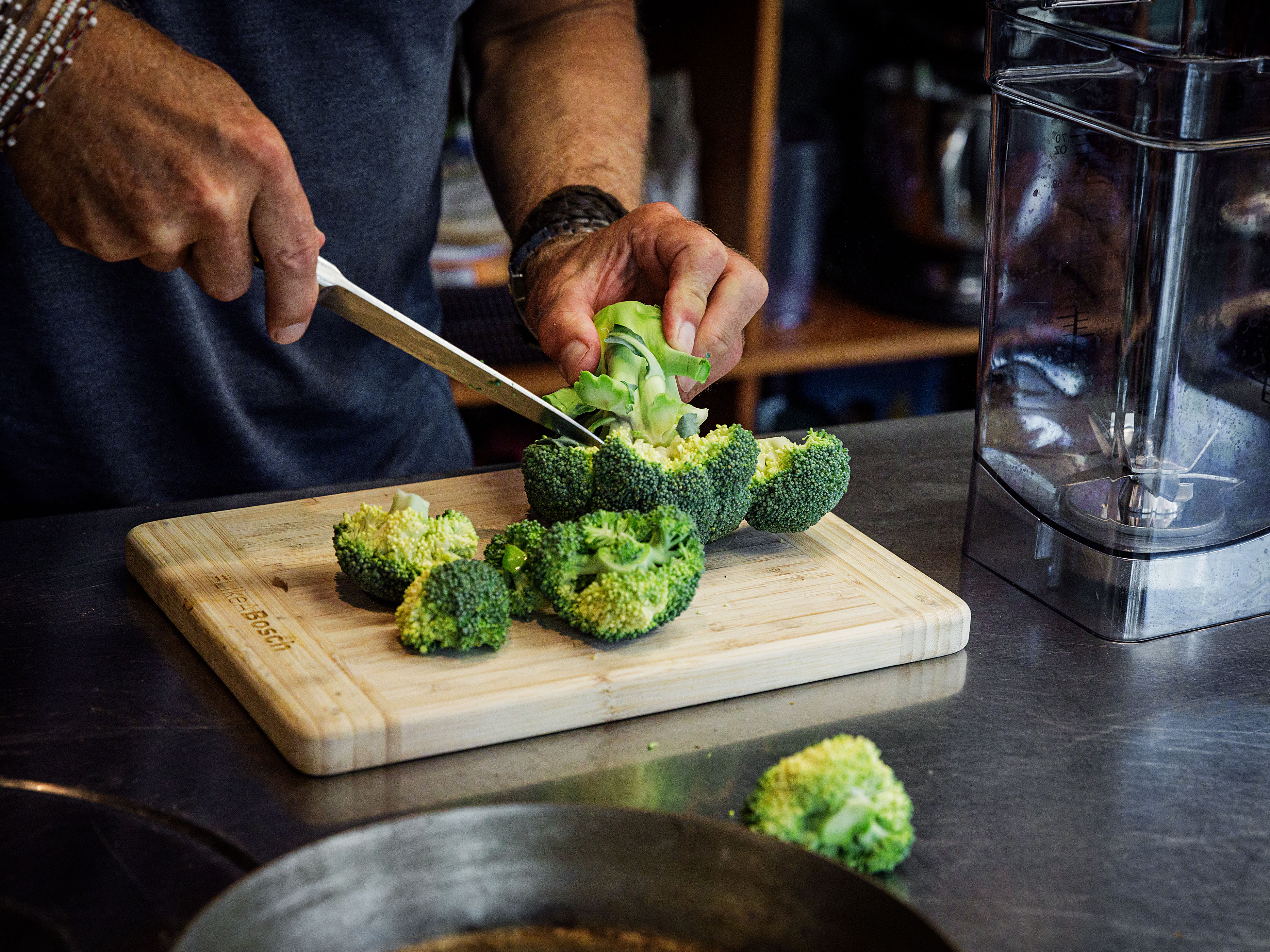 Schritt 1: Teig für Kürbistarte mit Broccoliteig, Ziegenkäse und Salbei zubereiten