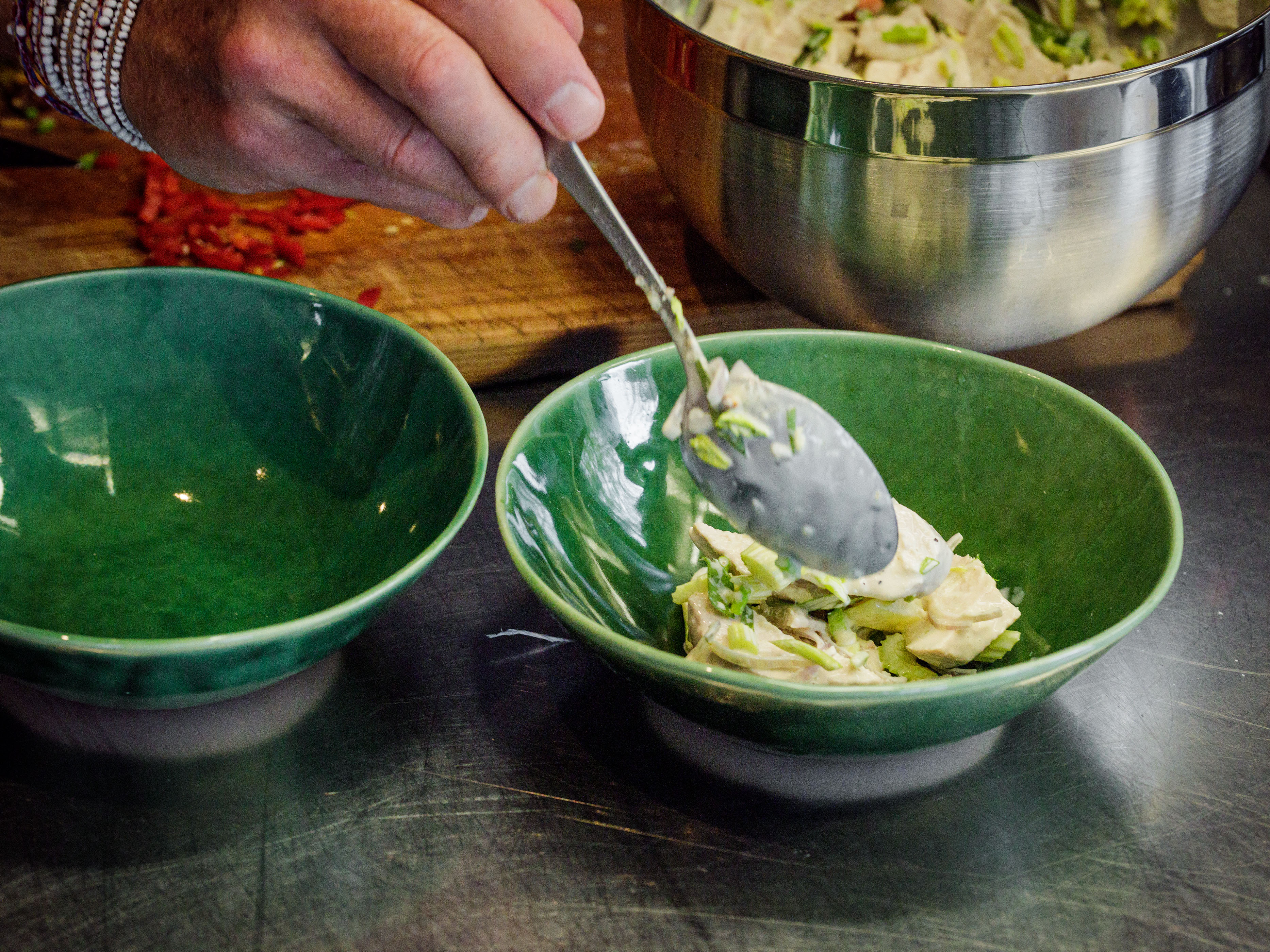 Schritt 3:  Geflügelteilen, dem Stangensellerie, Schalotten, den Kräutern und Nüssen mischen und mindestens 4 Stunden kühl stellen, dann servieren