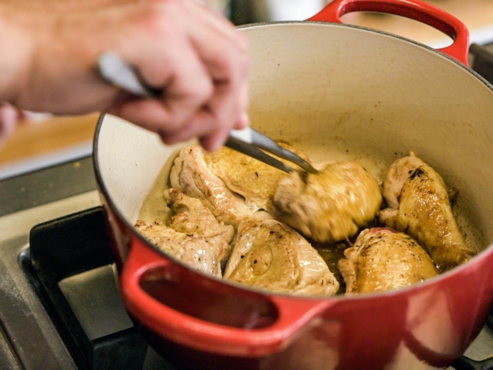Schritt 1: Vorbereitung und Anbraten des Huhns für Poulet à l’Estragon 