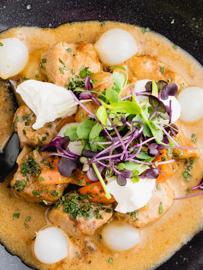 Helles Kalbsvoressen mit Zwiebelgemüse und Microgreens Rezept 2 Helles Kalbsvoressen mit Zwiebelgemüse und Microgreens Rezept 2