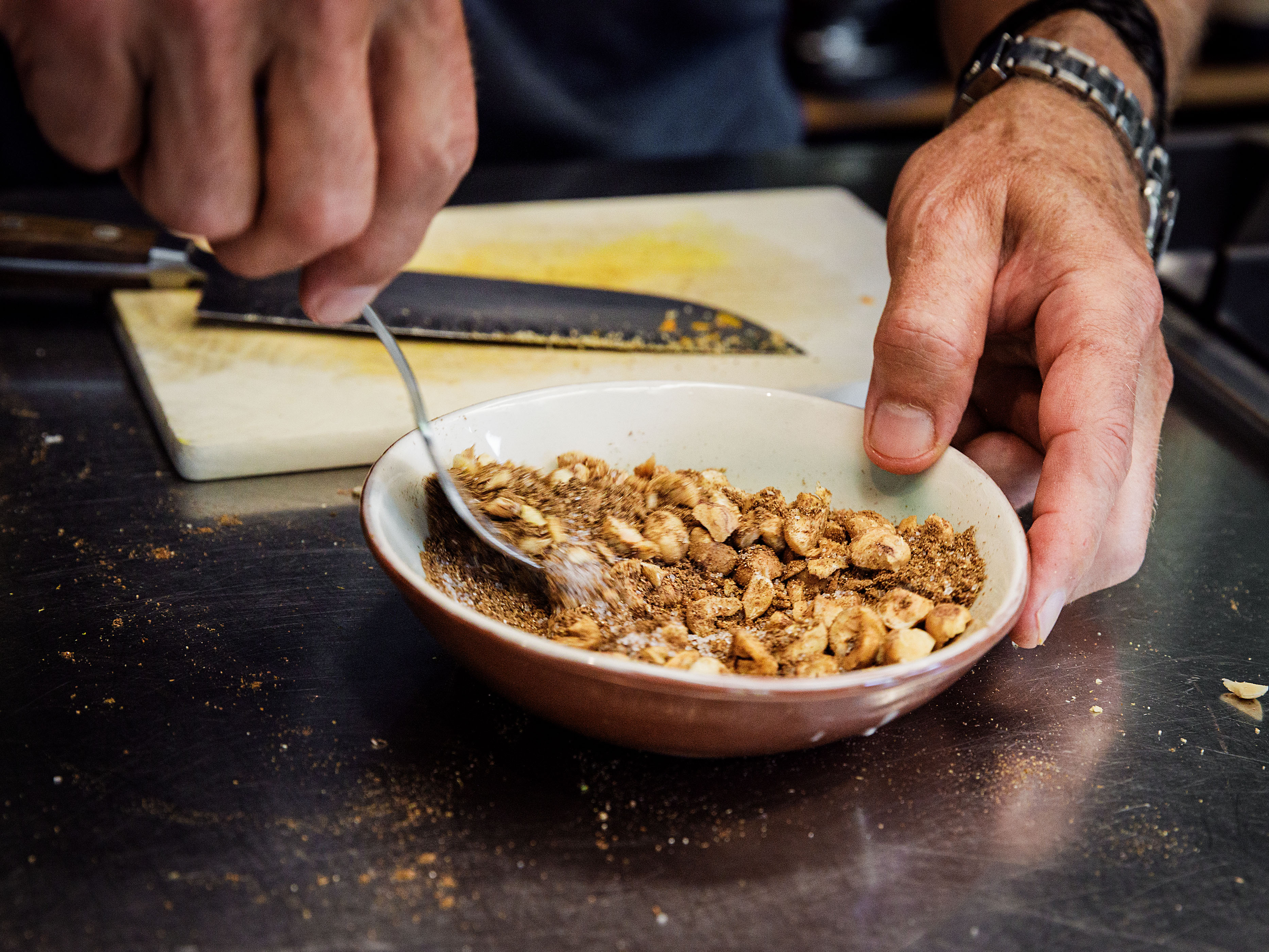 3. Gewürz-Haselnuss-Mischung zubereiten