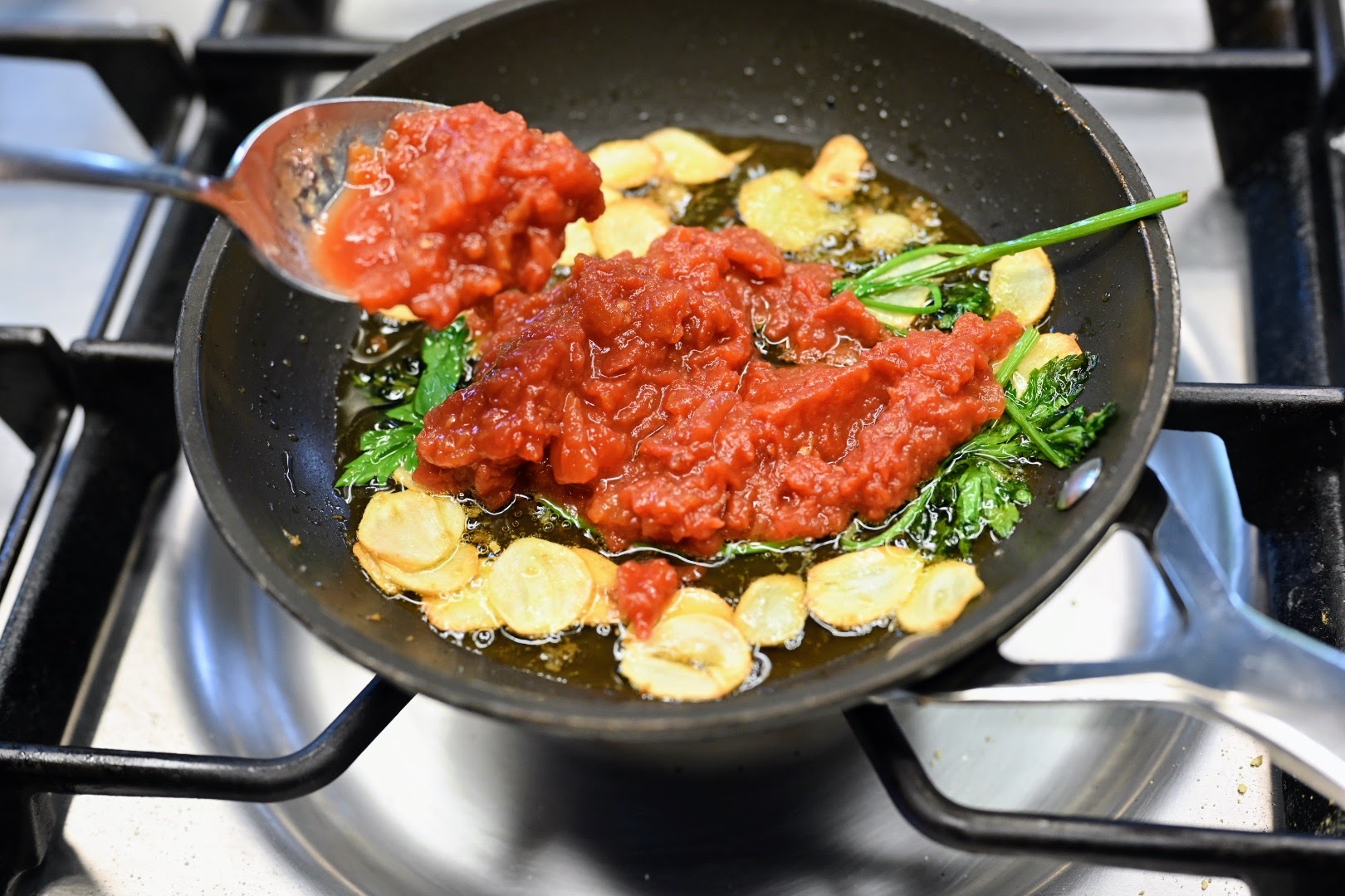 Schritt 2:Sauce  für Röst-Spitzkohl mit Chili Crisp-Ginger-Tomaten Salsa zubereiten und Kohl servieren