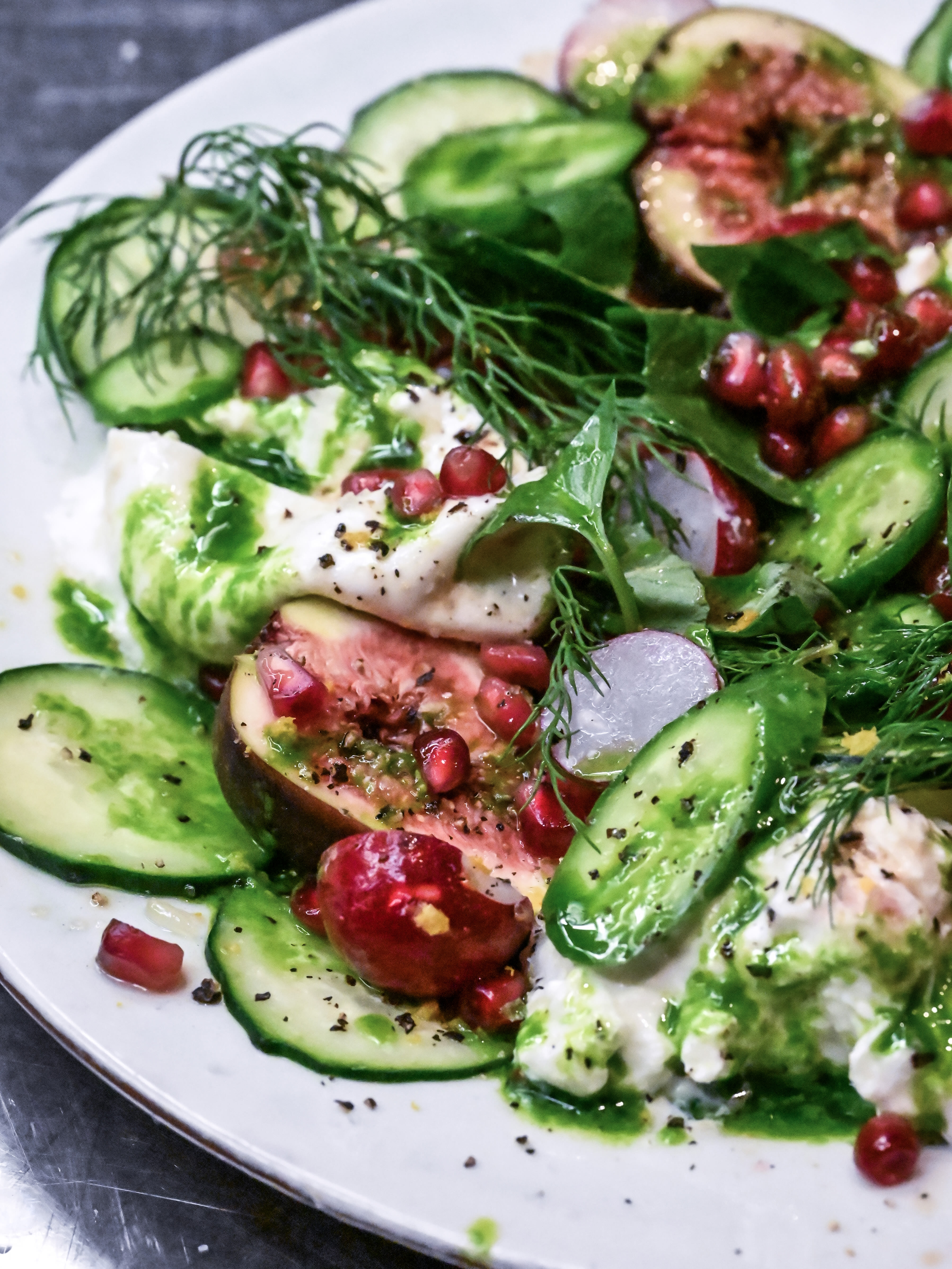 Feigen-Grantapfel-Salat mit Burrata, Gurken und Kräuteröl Rezept 2