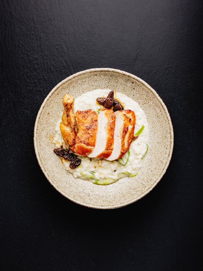 Perlhuhnbrust mit glasierten Morcheln auf Spargelrisotto Rezept Perlhuhnbrust mit glasierten Morcheln auf Spargelrisotto Rezept