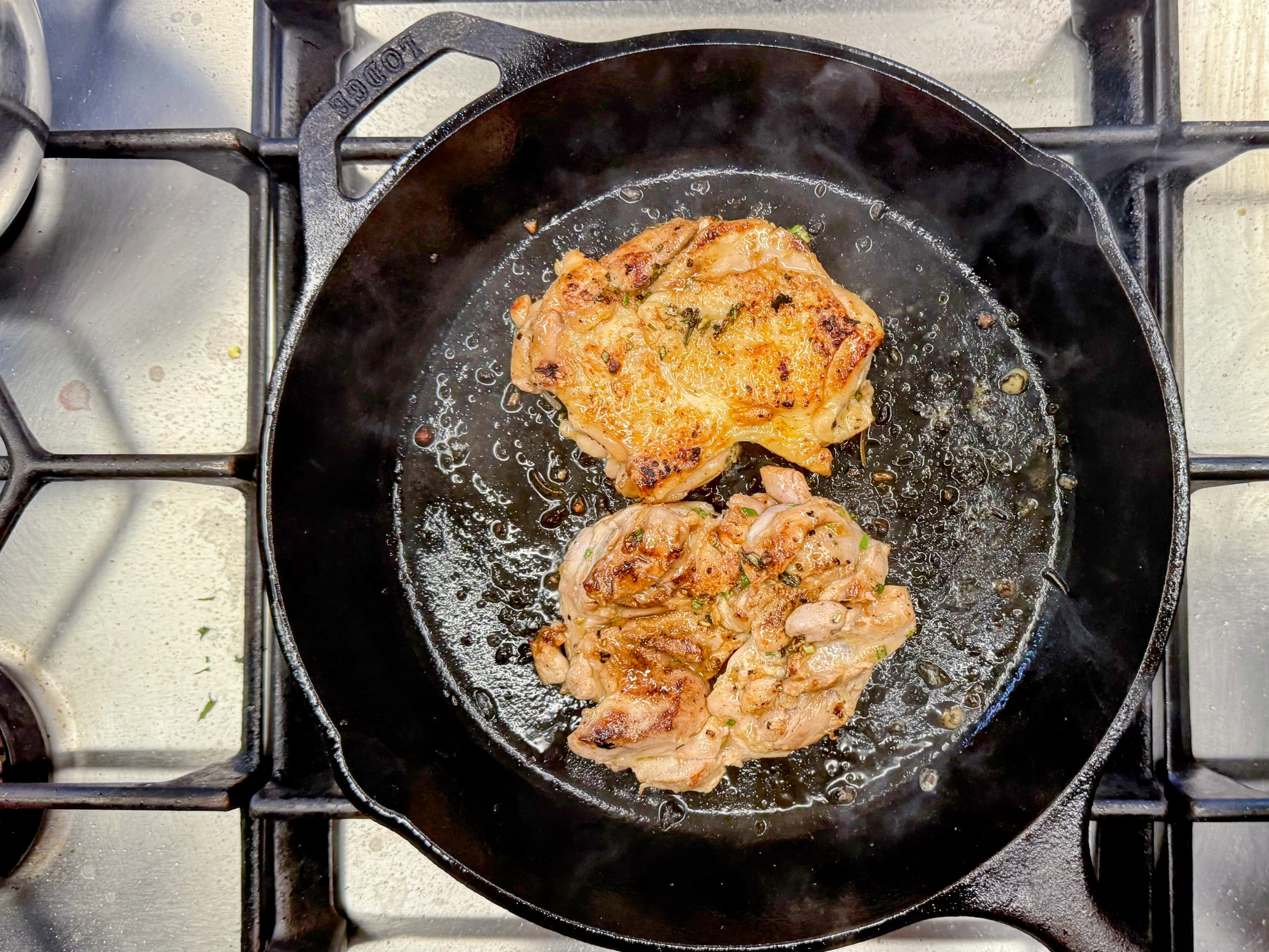 Schritt 1: Pouletsteaks für Zitronen-Knoblauch-Pouletsteaks mit Kirschtomaten marinieren und anbraten 