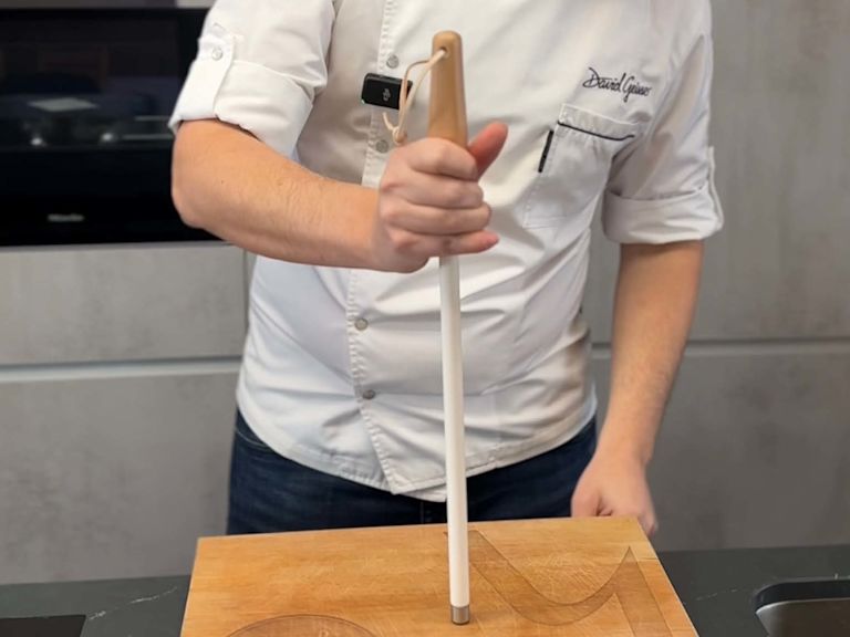 Step 1: Wetzstab auf glatte Unterlage stellen Step 1: Wetzstab auf glatte Unterlage stellen