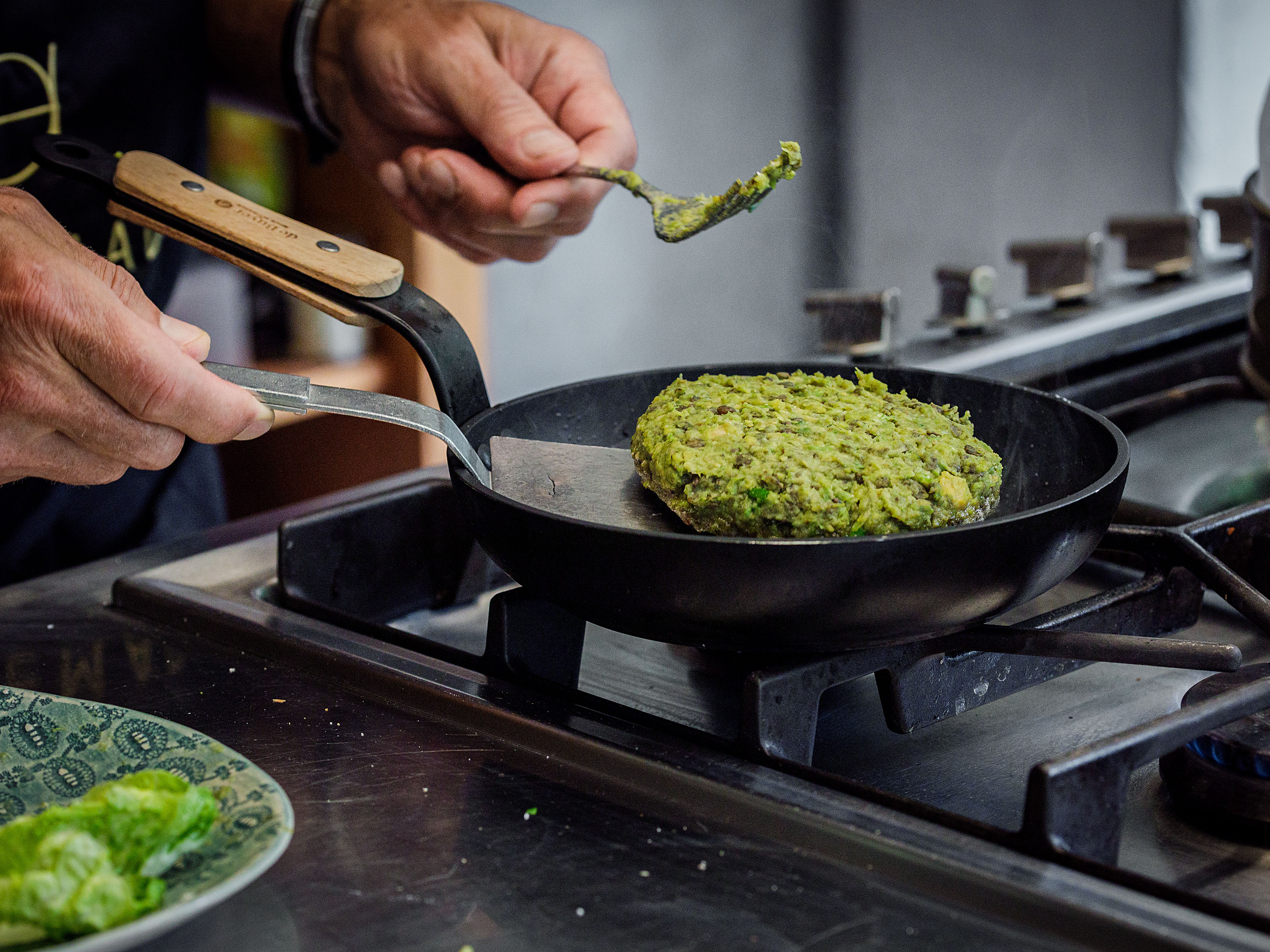 Schritt 4: Linsen-Kichererbsen-Burger mit Feta und Harissa-Kurkuma-Joghurt braten und anrichten.