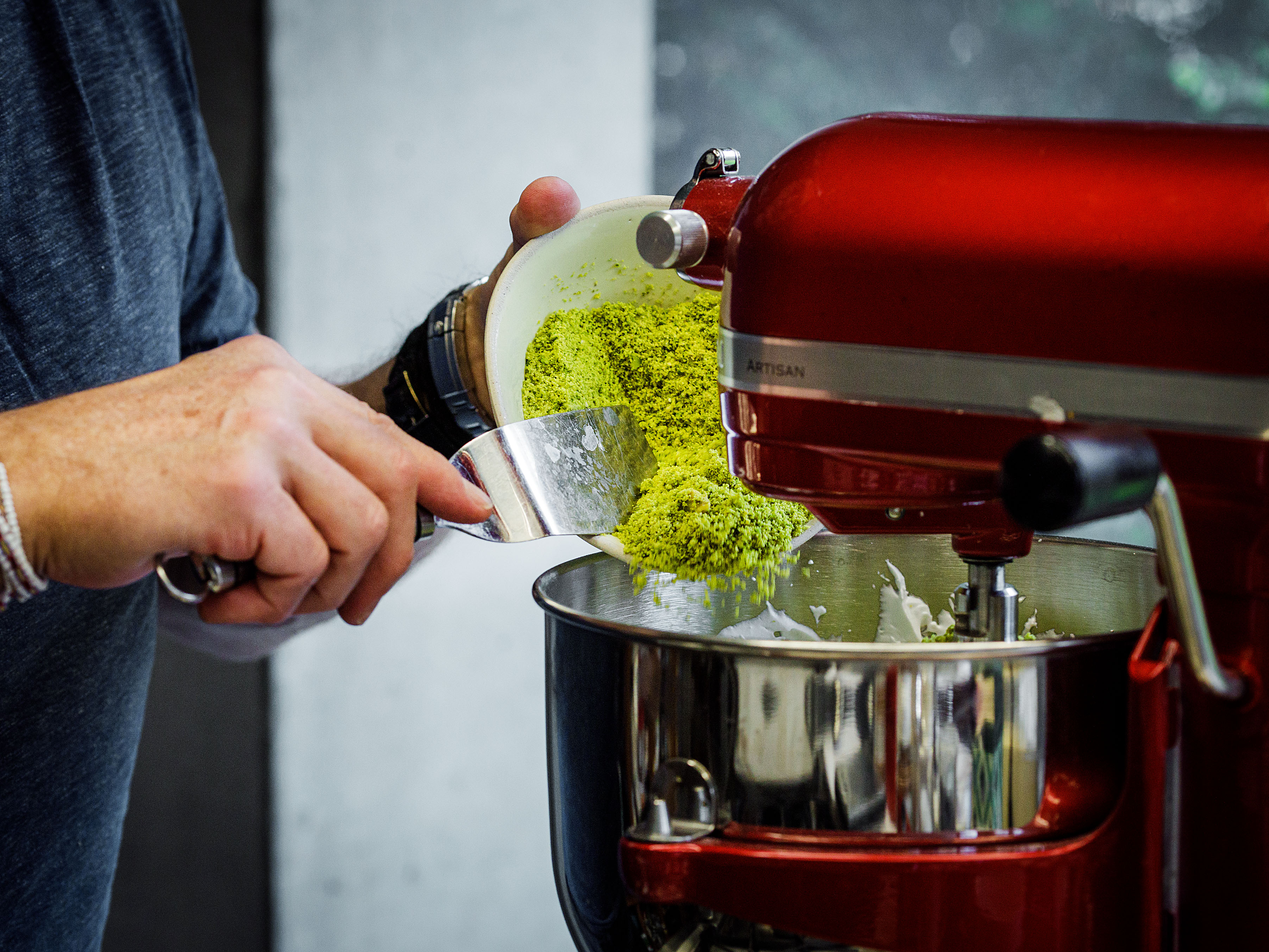 Schritt 1: Puderzucker, Pistazienmehl und Zitrusabrieb unterheben