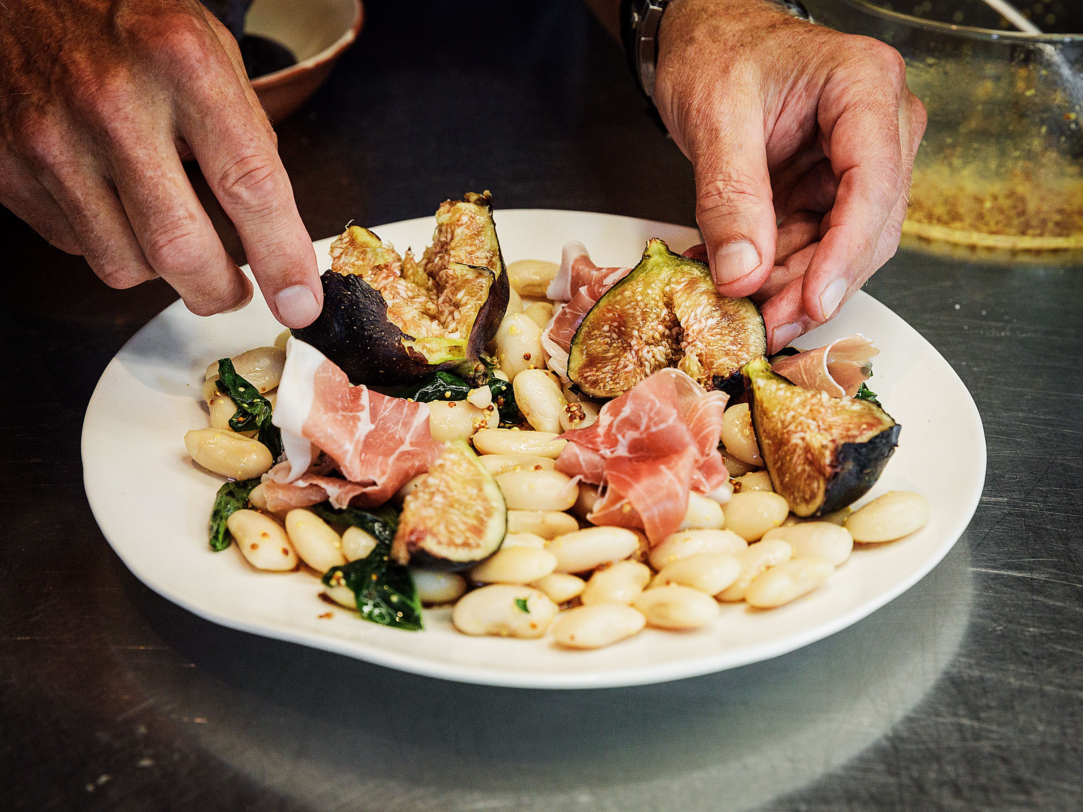 Schritt 4:  Den Prosciutto zu Kringeln falten und die Feigen in grobe Stücke zupfen