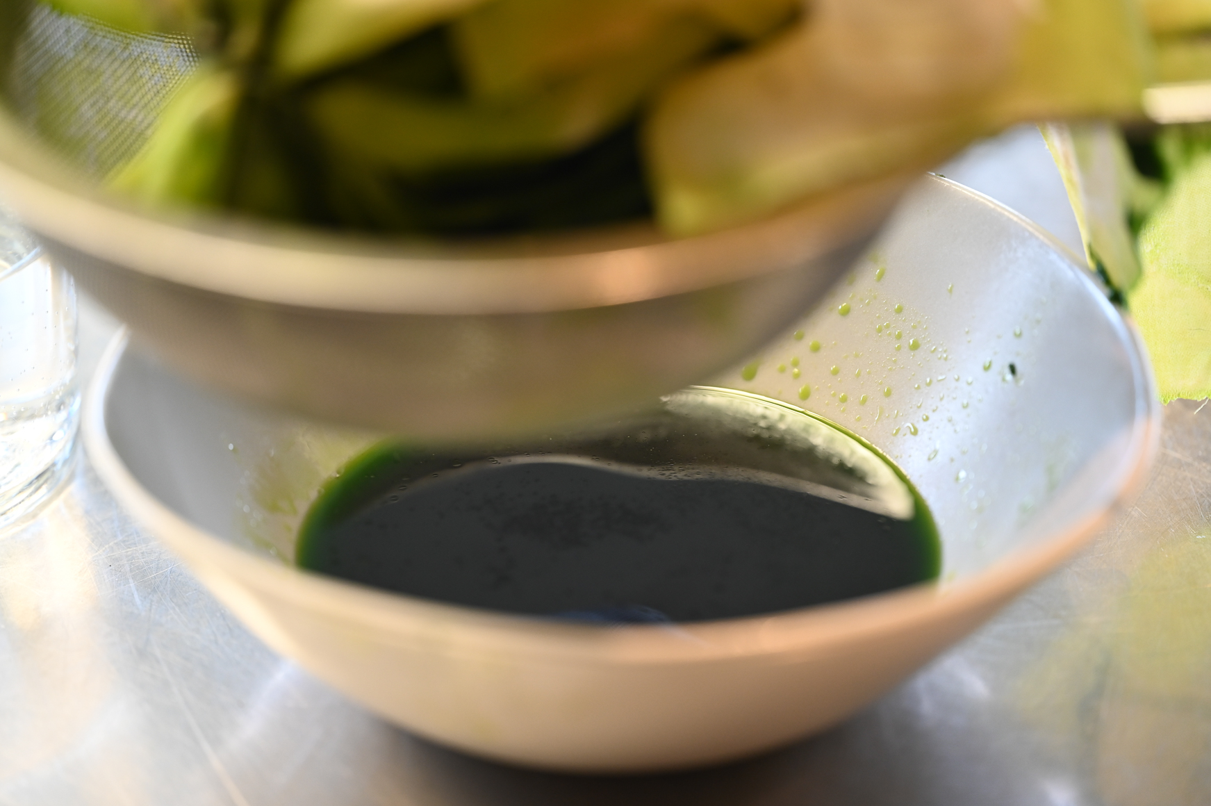 Schritt 2: Über einem Sieb aufhängen und das Öl in eine Schüssel abtropfen lassen