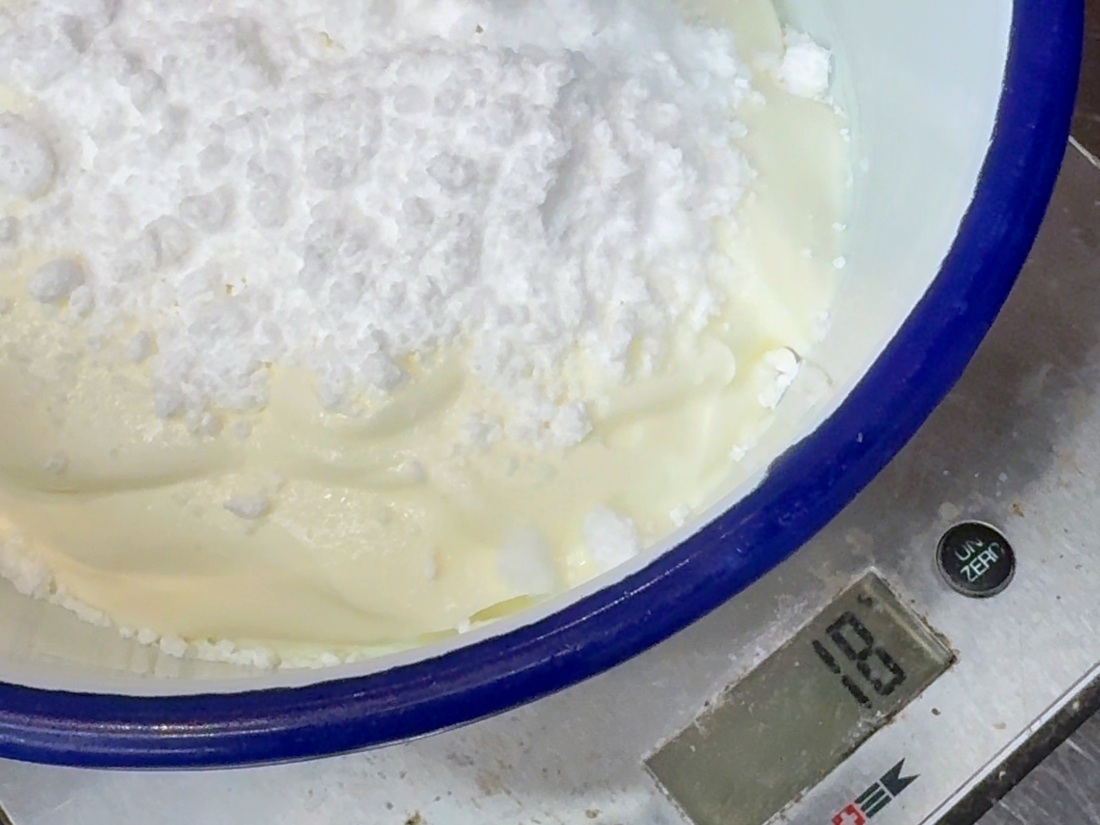 Schritt 1: Joghurt für Gerösteter Rhabarber mit Joghurt Crème (Labneh) abtropfen lassen 