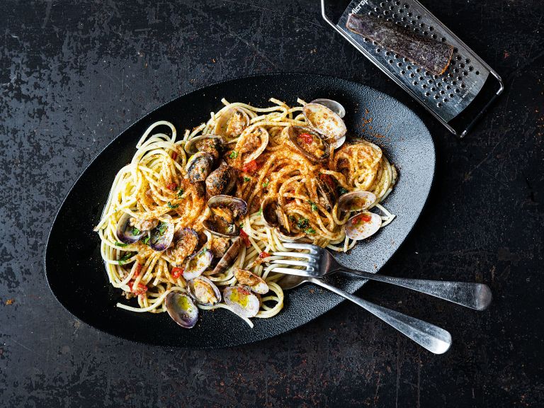 Schritt 3: Spaghetti con le vongole e bottarga fertigstellen