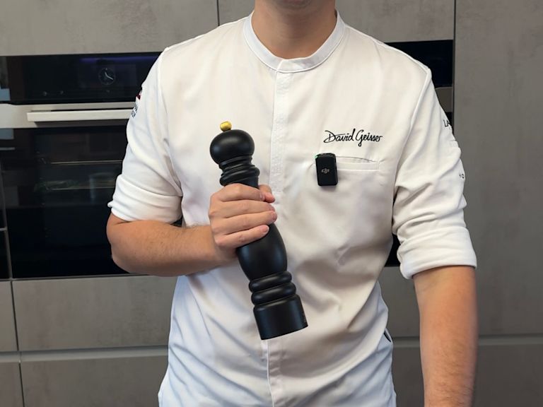 Gewürze mit der Mühle mahlen Gewürze mit der Mühle mahlen