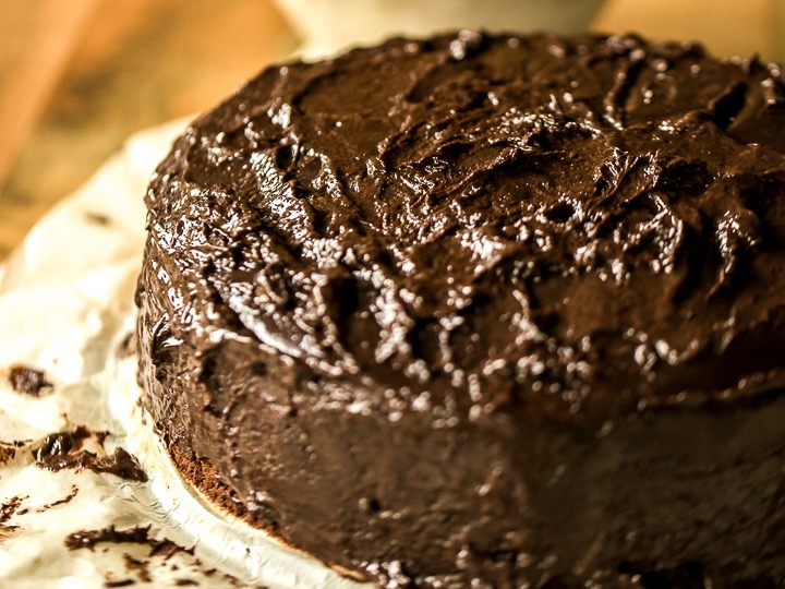 Schritt 5: Für den Überzug die Schokolade mit der Butter schmelzen, über den Kuchen geben und dekorativ ausstreichen