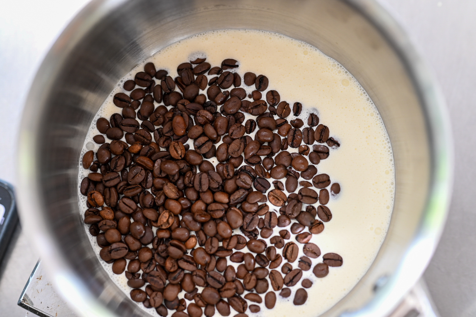 Schritt 2: Die Kaffeebohnen mit dem Rahm aufkochen